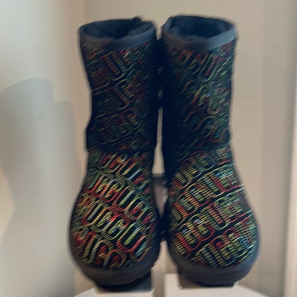 UGG Classic II Graphic Stitch Boot - Kids Authentic NWT - Picture 3 of 7